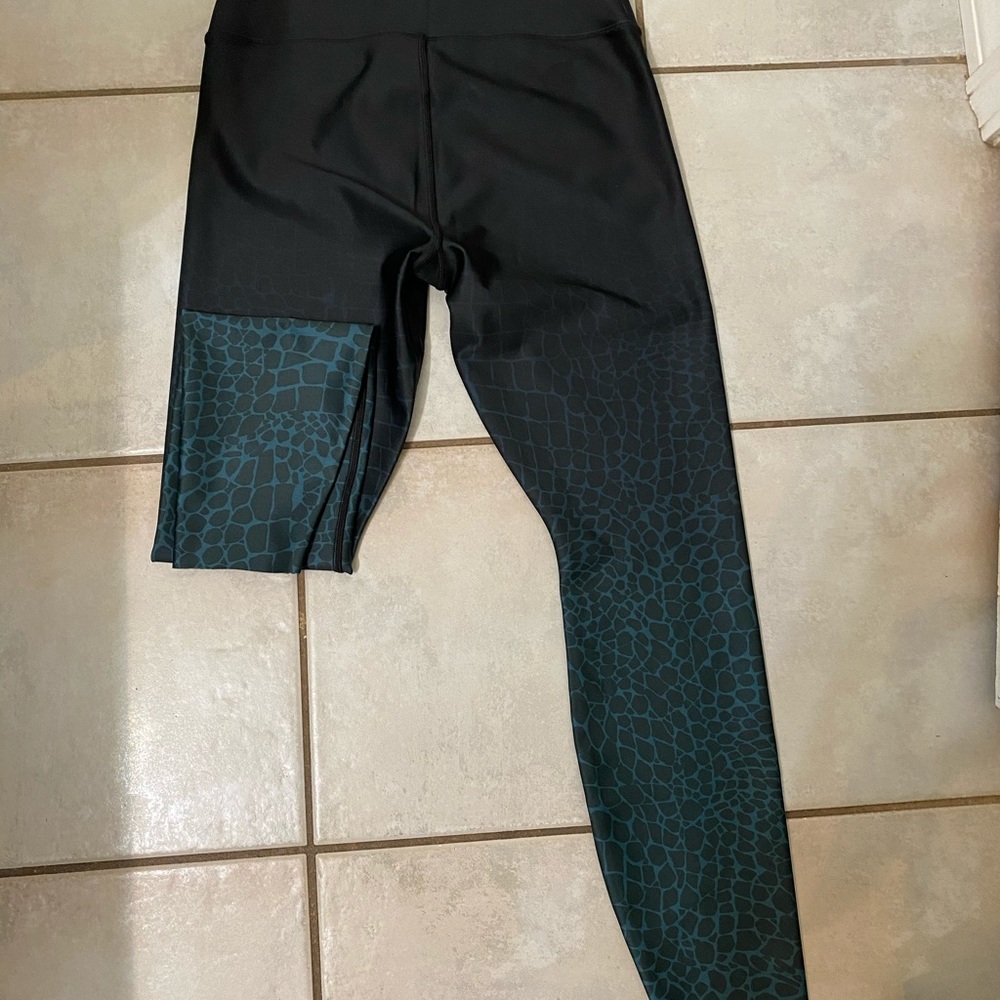 Women’s Black Leggings with Teal Pattern - Athletic Fit